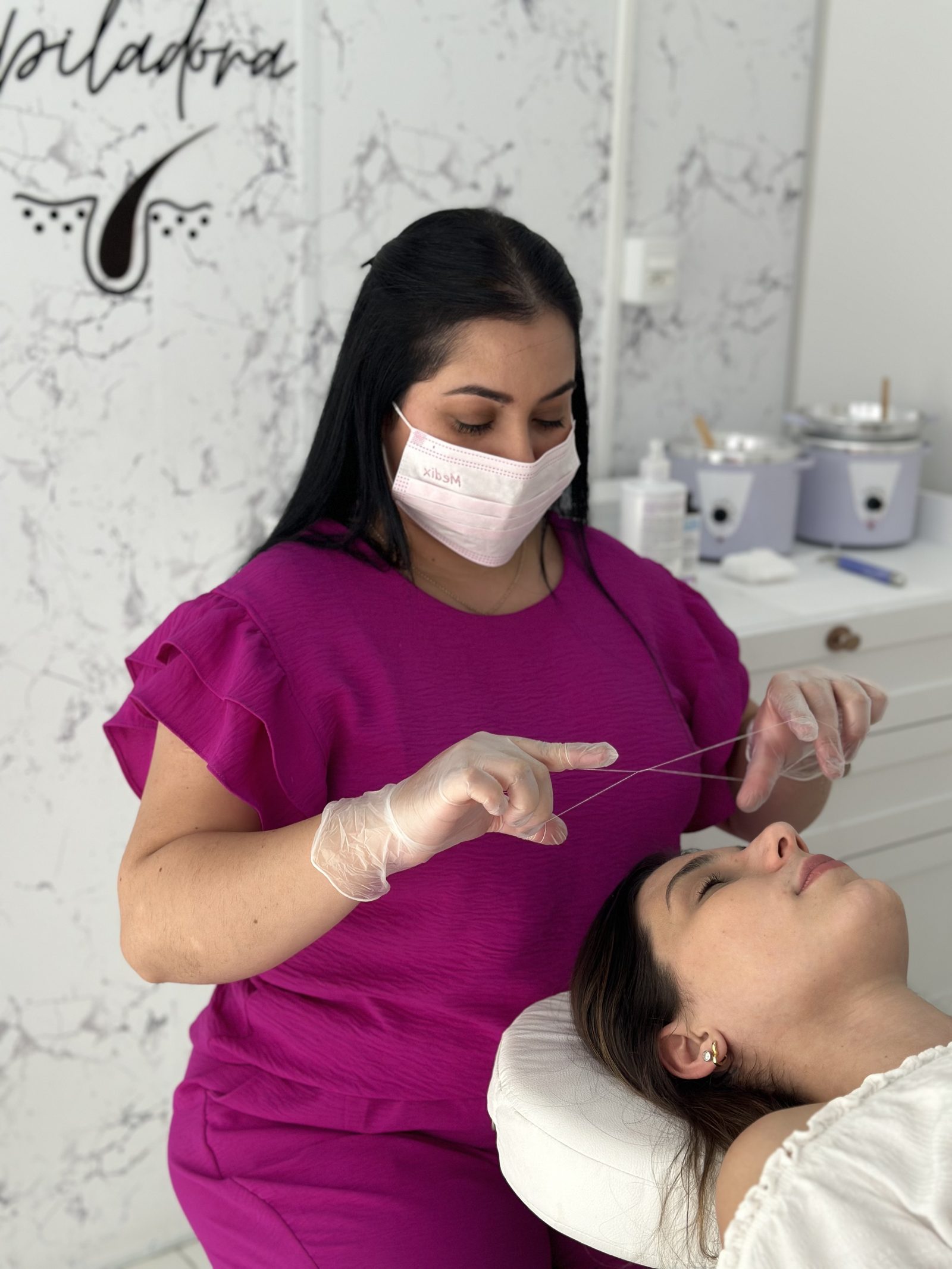 Epilação facial com técnica de linha
